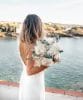 Bouquet de mariée Gemma_Rosacadaques_Fleurs séchées 1 femme blonde en robe de mariée qui tient un bouquet de fleurs séchées rosa cadaqués hortensia eucalyptus