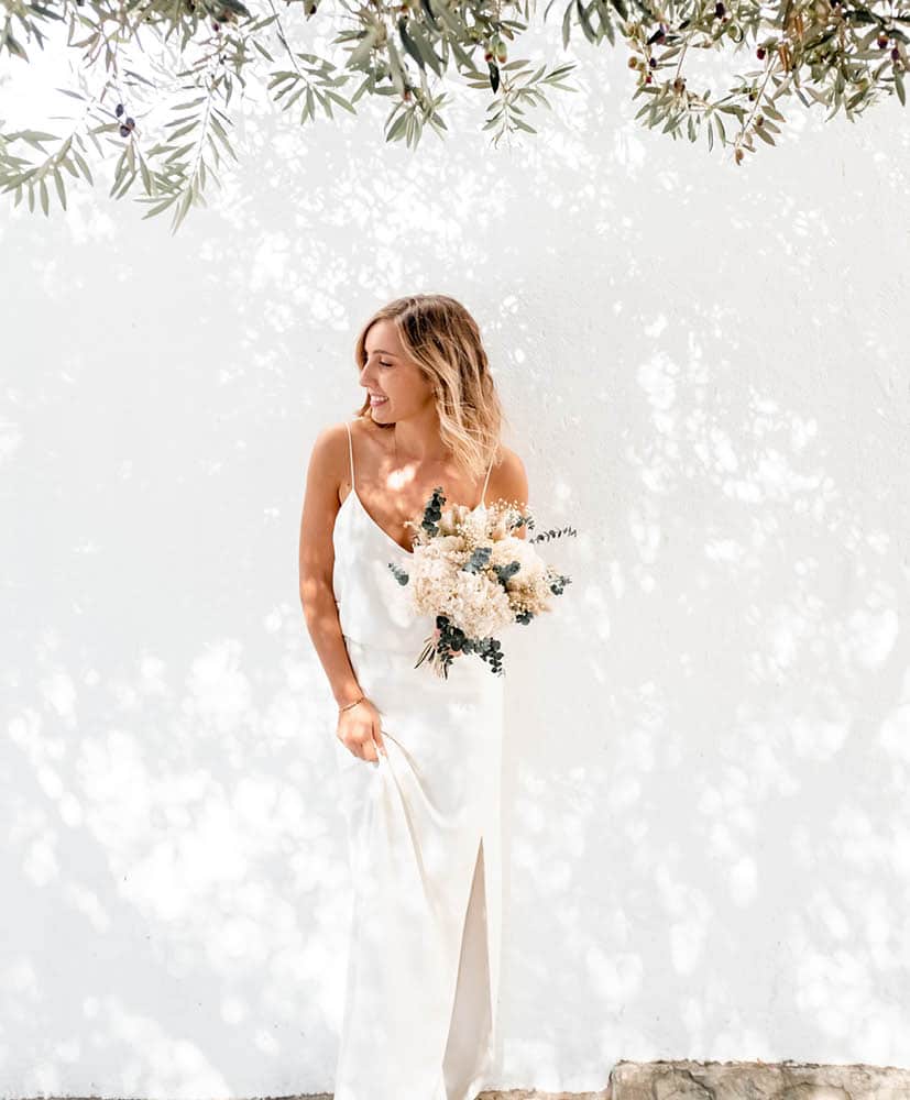 Bouquet de mariée Gemma_Rosacadaques_Fleurs séchées 6 femme blonde en robe de mariée qui tient un bouquet de fleurs séchées rosa cadaqués hortensia eucalyptus