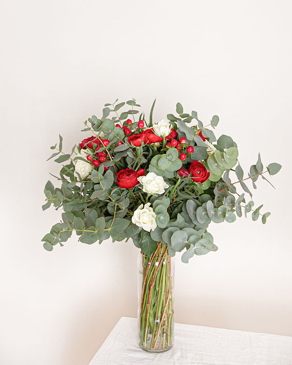 Bouquet frais Rosa Cadaqués Noël renoncule roses eucalyptus