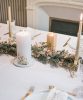 Rosa-Cadaques-Cala-Pola-fleurs-séchées-12 Chemin de table en sapin sur une table de fêtes dressée