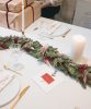 Rosa-Cadaques-chemin de table-fleurs-séchées-16 table de noël avec chemin de table en fleurs séchées et en sapin, dans les tons rouges verts et blanc