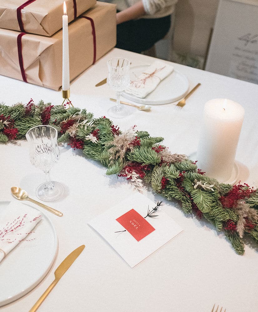 Rosa-Cadaques-chemin de table-fleurs-séchées-16 table de noël avec chemin de table en fleurs séchées et en sapin, dans les tons rouges verts et blanc