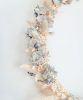 Rosa-Cadaques-couronne-bleue-fleurs-sechees couronne de fleurs séchées accrochée au mur dans les tons bleu-gris avec de l'hortensia bleu clair pour décorer les chambres d'enfants