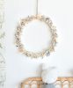 Rosa-Cadaques-couronne-bleue-fleurs-sechees2 couronne fleur ciel en fleurs séchées accrochée au mur pour décorer les chambres des enfants