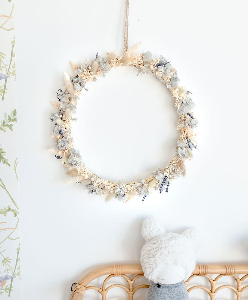 Rosa-Cadaques-couronne-bleue-fleurs-sechees2 couronne fleur ciel en fleurs séchées accrochée au mur pour décorer les chambres des enfants