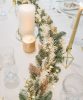 Rosa-cadaques-Chemin-de-table-decoration-Noel-fleurs-sechees Chemin de table en sapin blanc et doré sur une table de fête