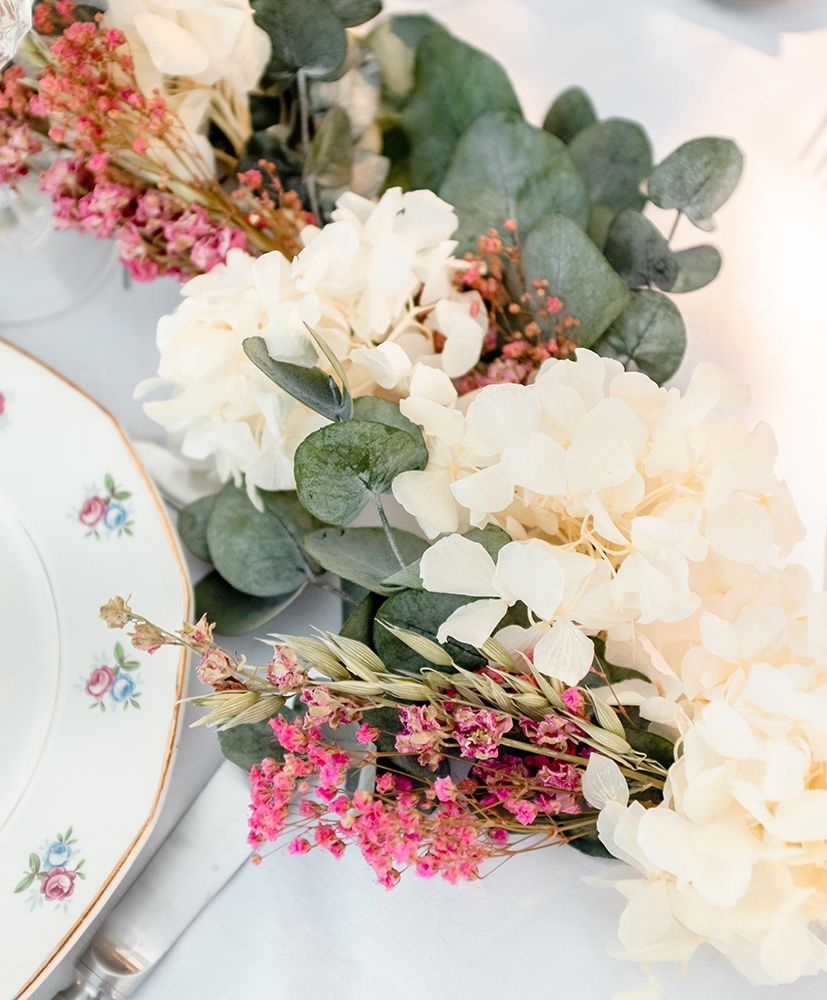Chemin de table en fleurs séchées dans des tons blancs et roses de chez rosa cadaqués