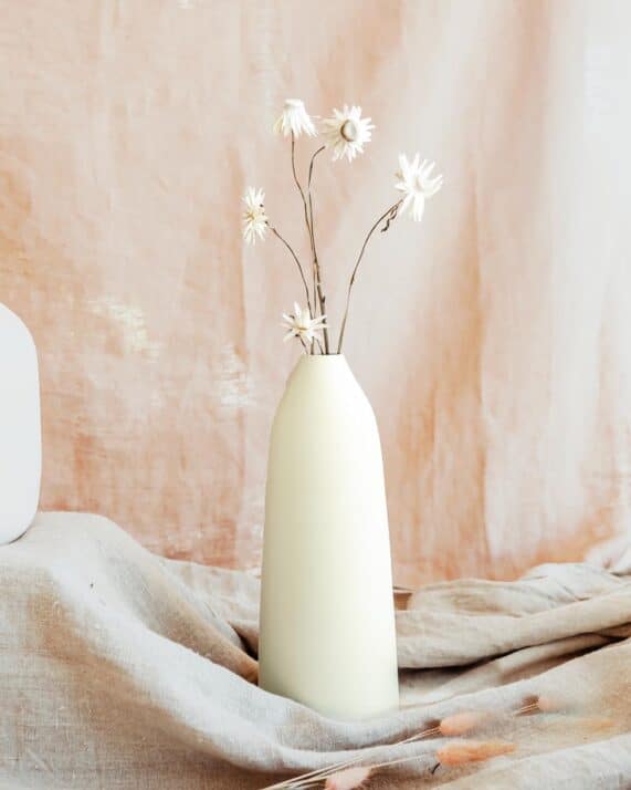 Vase en céramique jaune pâle